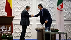 رئيس الوزراء الإسباني بيدرو سانشيز يصافح رئيس الوزراء الجزائري عبد العزيز في الجزائر العاصمة 2020
