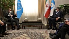 رئيس الوكالة الدولية للطاقة الذرية رافائيل ماريانو غروسي  يتحدث مع وزير الخارجية الإيراني أمير حسين أمير عبد اللهيان- طهران 2022