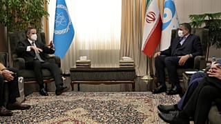 رئيس الوكالة الدولية للطاقة الذرية رافائيل ماريانو غروسي يتحدث مع وزير الخارجية الإيراني أمير حسين أمير عبد اللهيان- طهران 2022