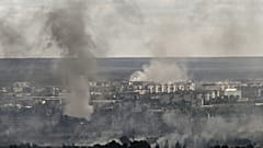 Archives : fumée s'échappant des bâtiments de Severodonetsk, théâtre de violent combats, le 7 juin 2022 