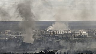 Archives : fumée s'échappant des bâtiments de Severodonetsk, théâtre de violent combats, le 7 juin 2022