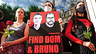 Imagen de personas con un cartel, en alusión a la desparición de Dom Phillips y Bruno Pereira 