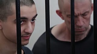 المتهمان في قفص المحكمة.