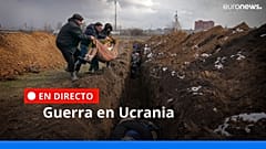 Los cuerpos son colocados en una fosa común en las afueras de Mariupol, Ucrania, el miércoles 9 de marzo de 2022. 