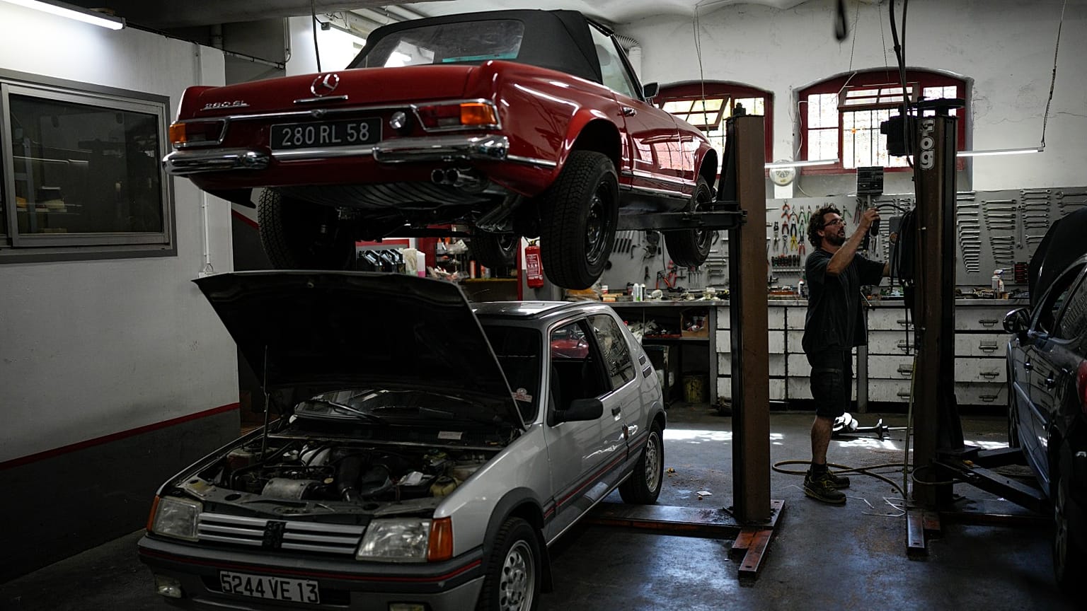 The mandate would amount to a prohibition on the sale in the 27-nation bloc of new cars powered by gasoline or diesel.