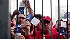 Şampiyonlar Ligi final maçı öncedi Stade de France önünde biletlerini gösteren taraftarlar