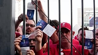 Şampiyonlar Ligi final maçı öncedi Stade de France önünde biletlerini gösteren taraftarlar