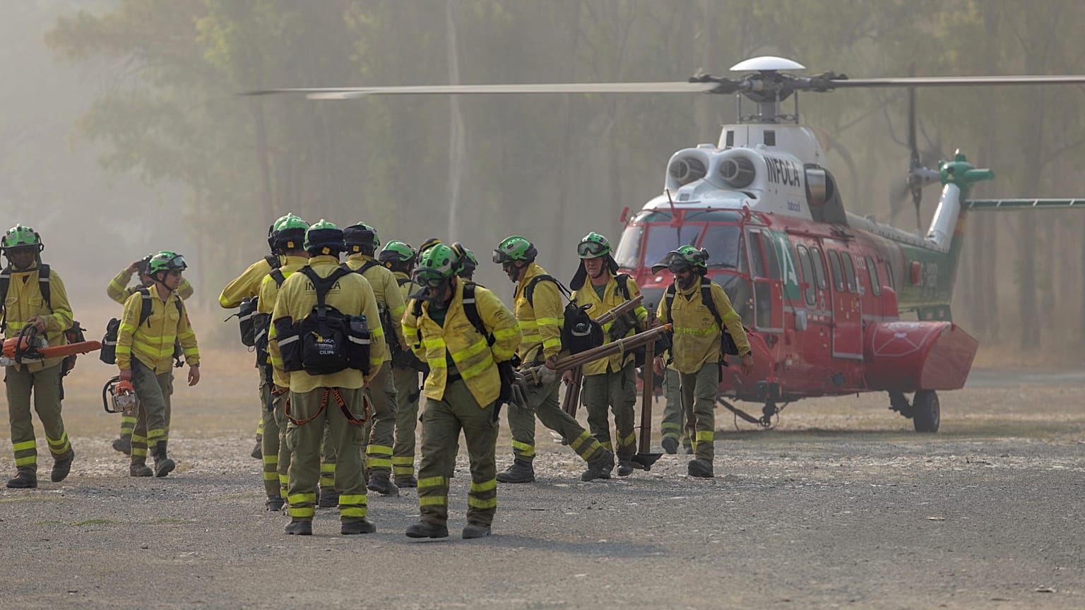 Un equipo de bomberos camina por la zona de un incendio forestal en Pujerra, Málaga, el jueves 9 de junio de 2022.