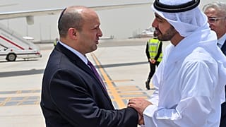 رئيس دولة الإمارات العربية المتحدة الشيخ محمد بن زايد يرحب برئيس الوزراء الإسرائيلي نفتالي بينيت لدى وصوله إلى أبوظبي.