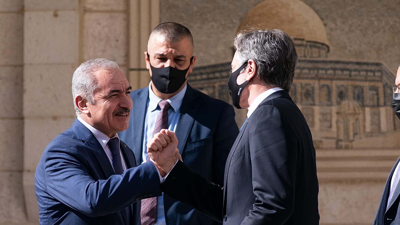 محمد اشتية، رئيس الوزراء الفلسطيني ووزير الخارجية أنطوني بلينكن، في مدينة رام الله بالضفة الغربية.