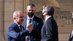 محمد اشتية، رئيس الوزراء الفلسطيني ووزير الخارجية أنطوني بلينكن، في مدينة رام الله بالضفة الغربية.