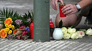 Am Tatort haben Menschen Blumen niedergelegt