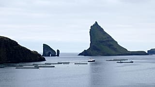 Рыбная ферма во фьорде Сорвагсфьорур на западной стороне острова Вагар (Фарерские острова)