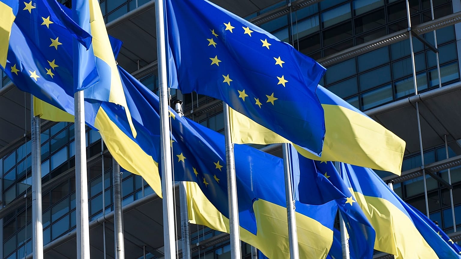 Ukrán és uniós zászlók az Európai Parlament strasbourgi épülete előtt  