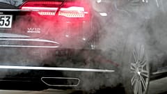 Ein von Abgasen umgebener Audi vor dem Berliner Kanzleramt