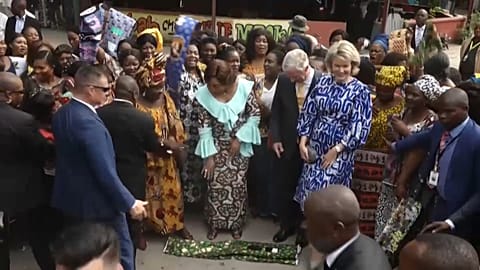 Felipe y Matilde de los belgas en el mercado de Kinshasa