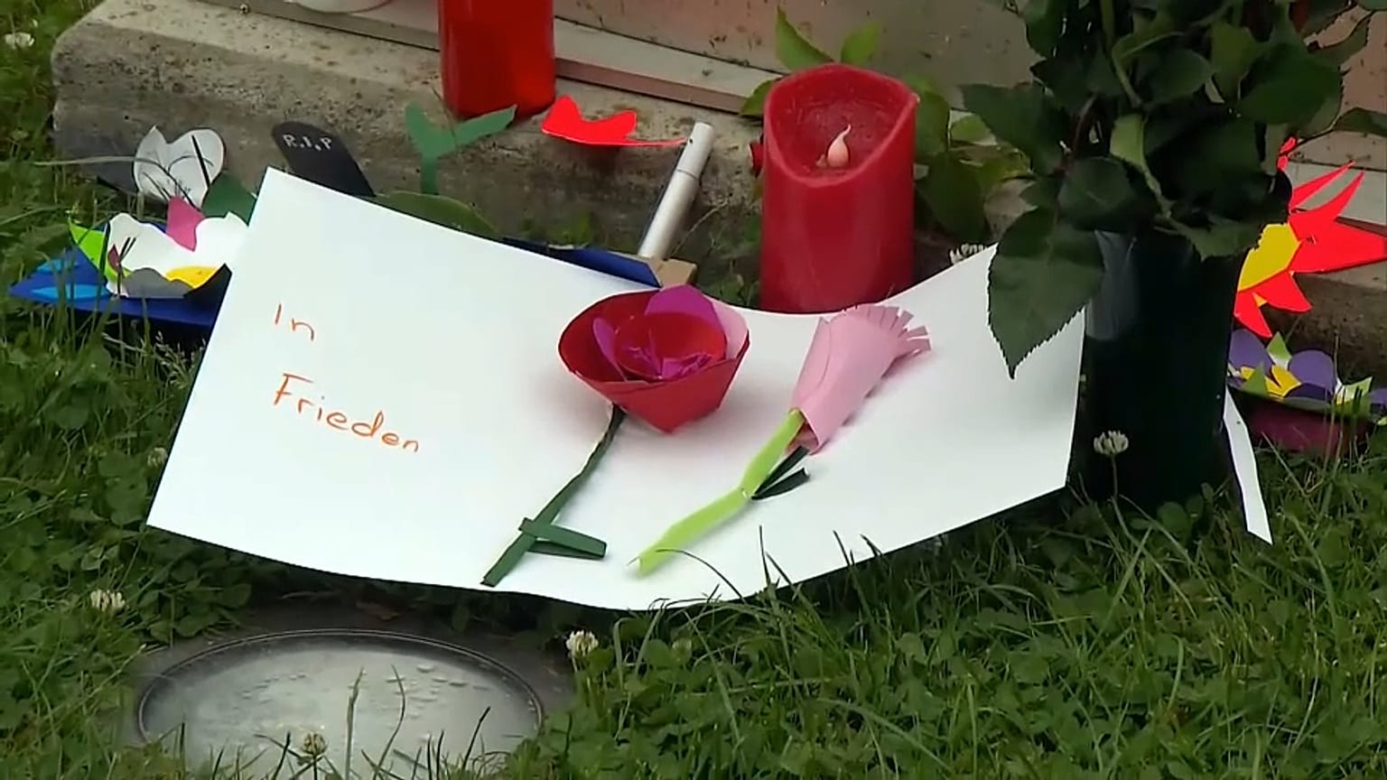 Des fleurs devant l'école des victimes 