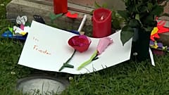 Des fleurs devant l'école des victimes 
