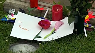 Des fleurs devant l'école des victimes