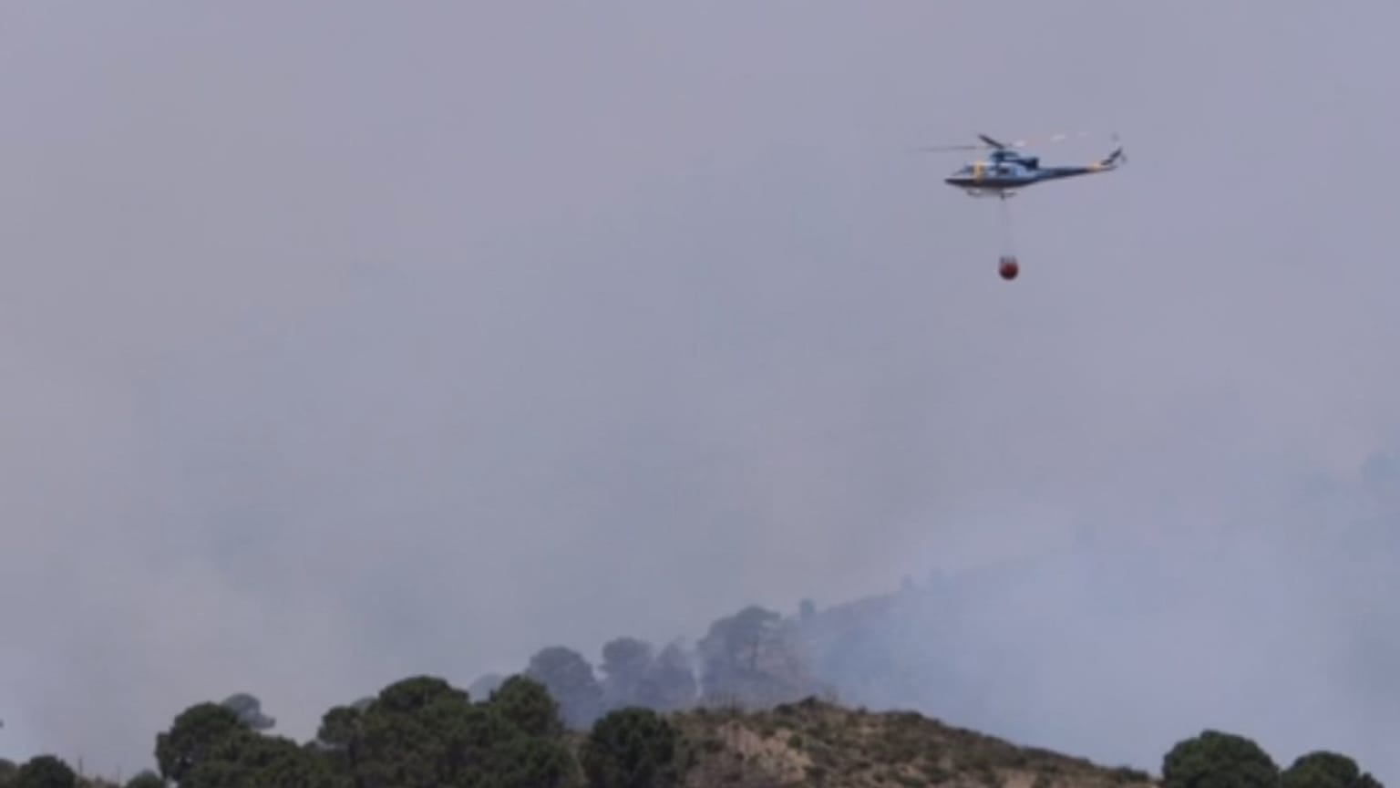 İspanya'nın Malaga şehrinde çıkan orman yangınında alevlere müdahale eden 3 itfaiyeci yaralandı.