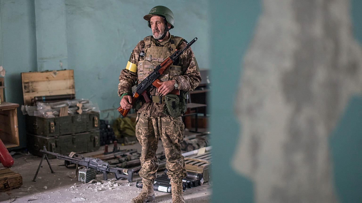 Украинский солдат на позиции во время боев в Северодонецке
