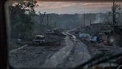 Des véhicules calcinés sur la ligne de front à Severodonetzk