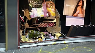 El escaparate dañado en el lugar del accidente mortal cerca de la Iglesia Memorial Kaiser Wilhelm es fotografiado en Berlín, Alemania, el jueves 9 de junio de 2022