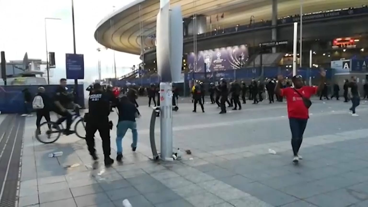 Francia culpa de los incidentes a los hinchas británicos e ignora la violencia de bandas de Saint Denis y la represión policial