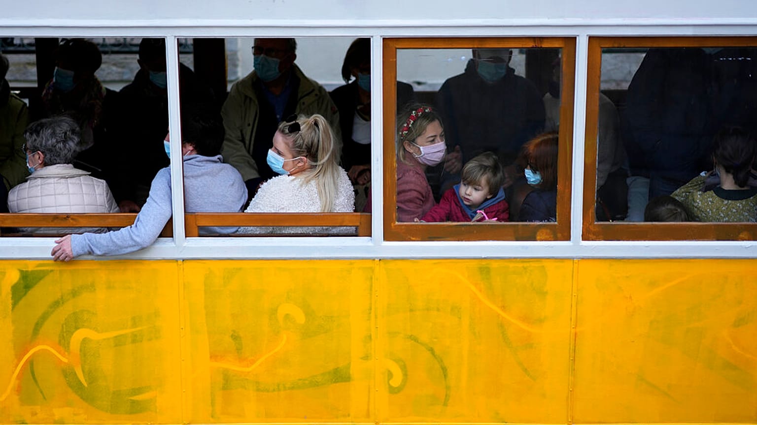 Máscaras têm sido uma constante nos transportes públicos em Portugal