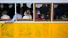 In der Straßenbahn in Lissabon können die Masken fallen