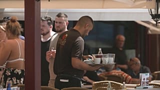 Un camarero en un restaurante de Benidorm, España