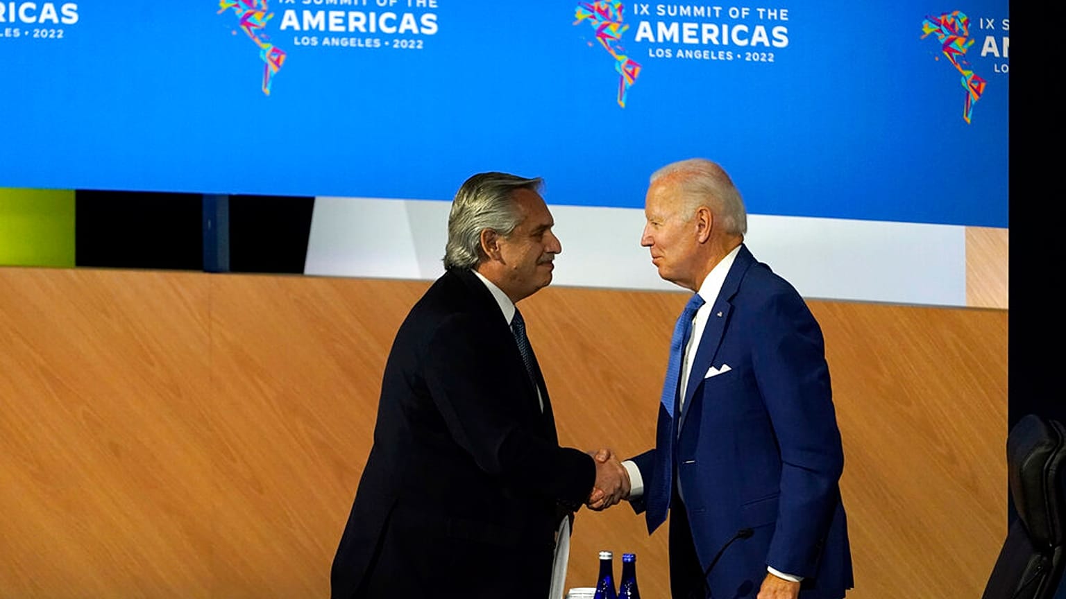 El presidente de Argentina, Alberto Fernández, saluda al presidente de EEUU, Joe Biden, durante la Cumbre de las Américas