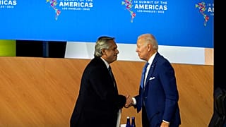 El presidente de Argentina, Alberto Fernández, saluda al presidente de EEUU, Joe Biden, durante la Cumbre de las Américas