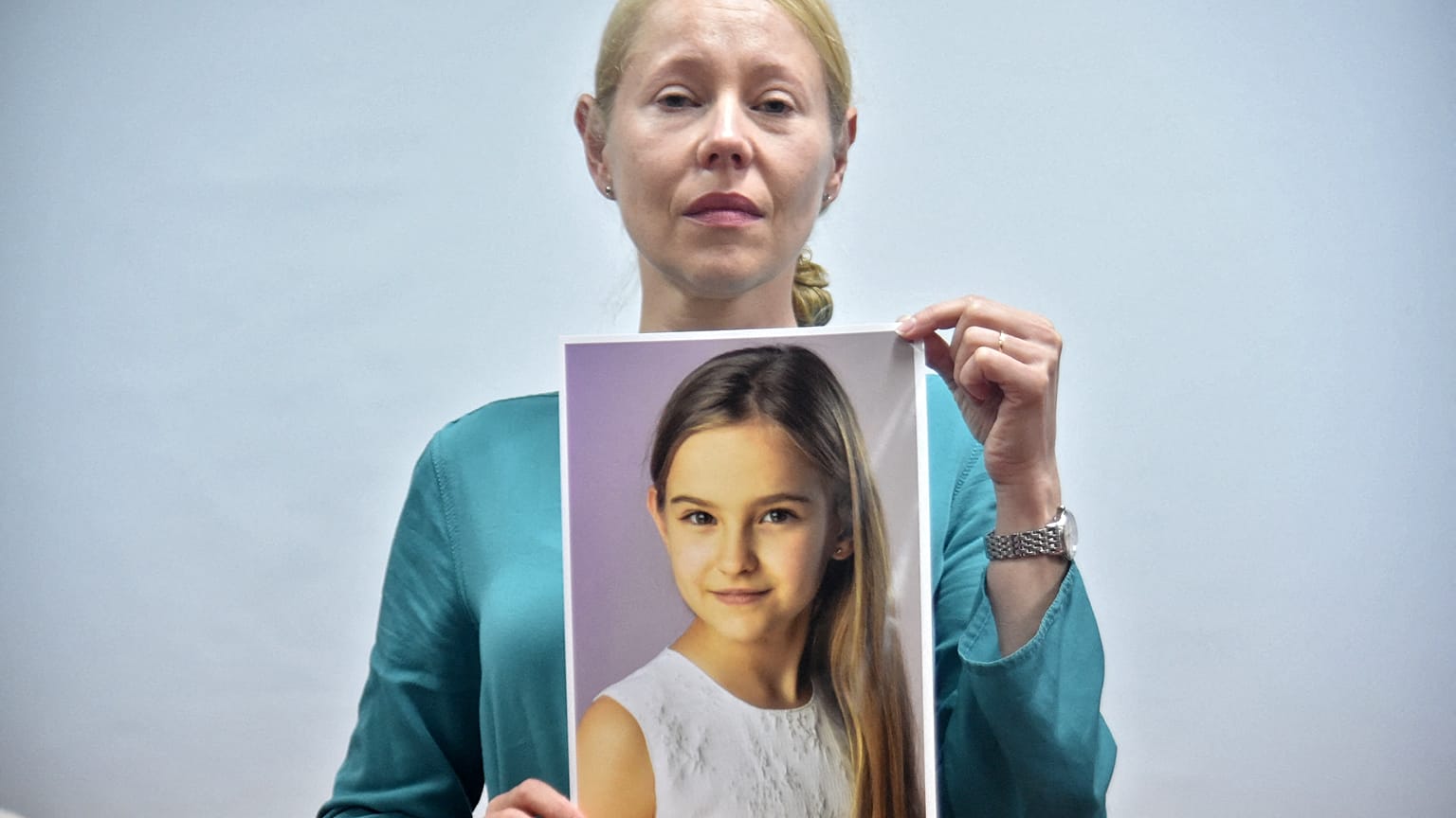 Mutter eines 11-jährigen Mädchen, das mit seinem Vater nach Paraguay geflogen war, bittet um Hilfe bei der Suche nach ihrer Tochter, 29.05.2022