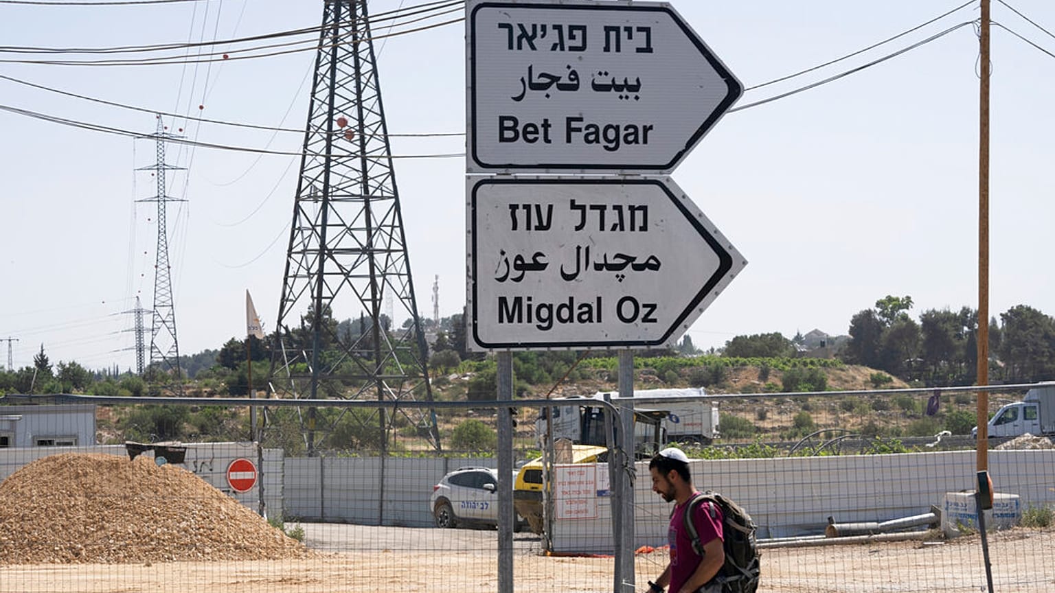 Elli yıldan uzun bir süredir Israil, Batı Şeria'da yaşayan 500 bin Yahudi yerleşimcilere özel haklar tanıyan kanunu defalarca uzattı