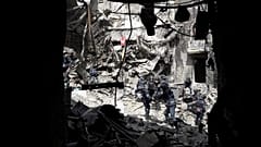Сотрудники МЧС России убирают завалы в разрушенном Мариупольском драматическом театре 10 мая 2022 года 