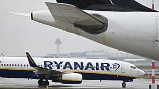 Ryanair gépek várakoznak egy repülőtéren