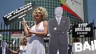 Eine Dragqueen in L.A. an der Seite eines Joe-Biden-Abbildes
