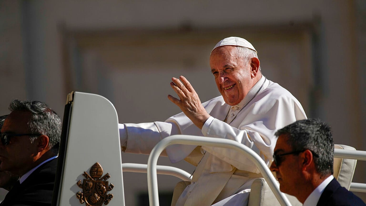 Archives : le pape François sur la Place St-Pierre de Rome - le 08/06/2022