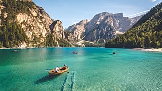 Der Pragser Wildsee in Südtirol: Wird auch “Perle der Dolomitenseen” genannt und liegt auf 1.500 Metern über dem Meeresspiegel.