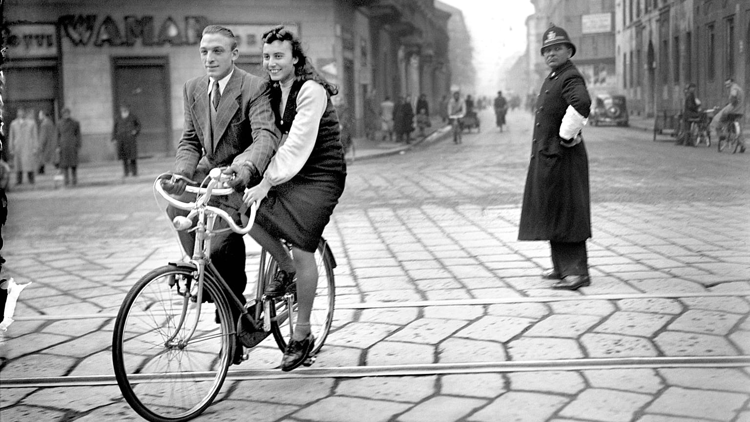 Bellezze in bicicletta (e che bicicletta!). Con vigile, curioso. 