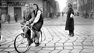 Bellezze in bicicletta (e che bicicletta!). Con vigile, curioso. 