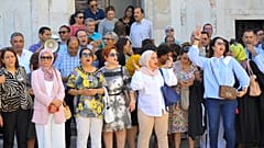 محامون ونشطاء يتجمعون على درج قصر العدل خلال مظاهرة في تونس العاصمة. 2022/06/08