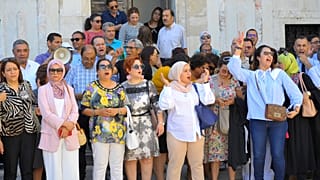محامون ونشطاء يتجمعون على درج قصر العدل خلال مظاهرة في تونس العاصمة. 2022/06/08