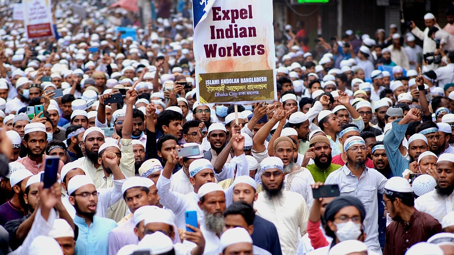 Manifestants bangladais musulmans dans les rues de Dhaka, la capitale du Bangladesh, vendredi 10 juin 2022