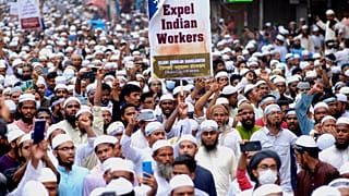 Manifestants bangladais musulmans dans les rues de Dhaka, la capitale du Bangladesh, vendredi 10 juin 2022