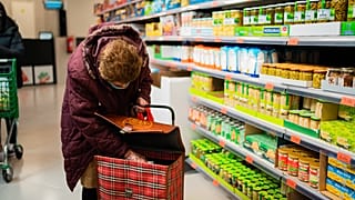 Einkaufen wird immer teurer. Vor allem Geringverdiener merken das schnell am Monatsende. 