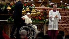 Papst Franziskus im Rollstuhl an Pfingsten
