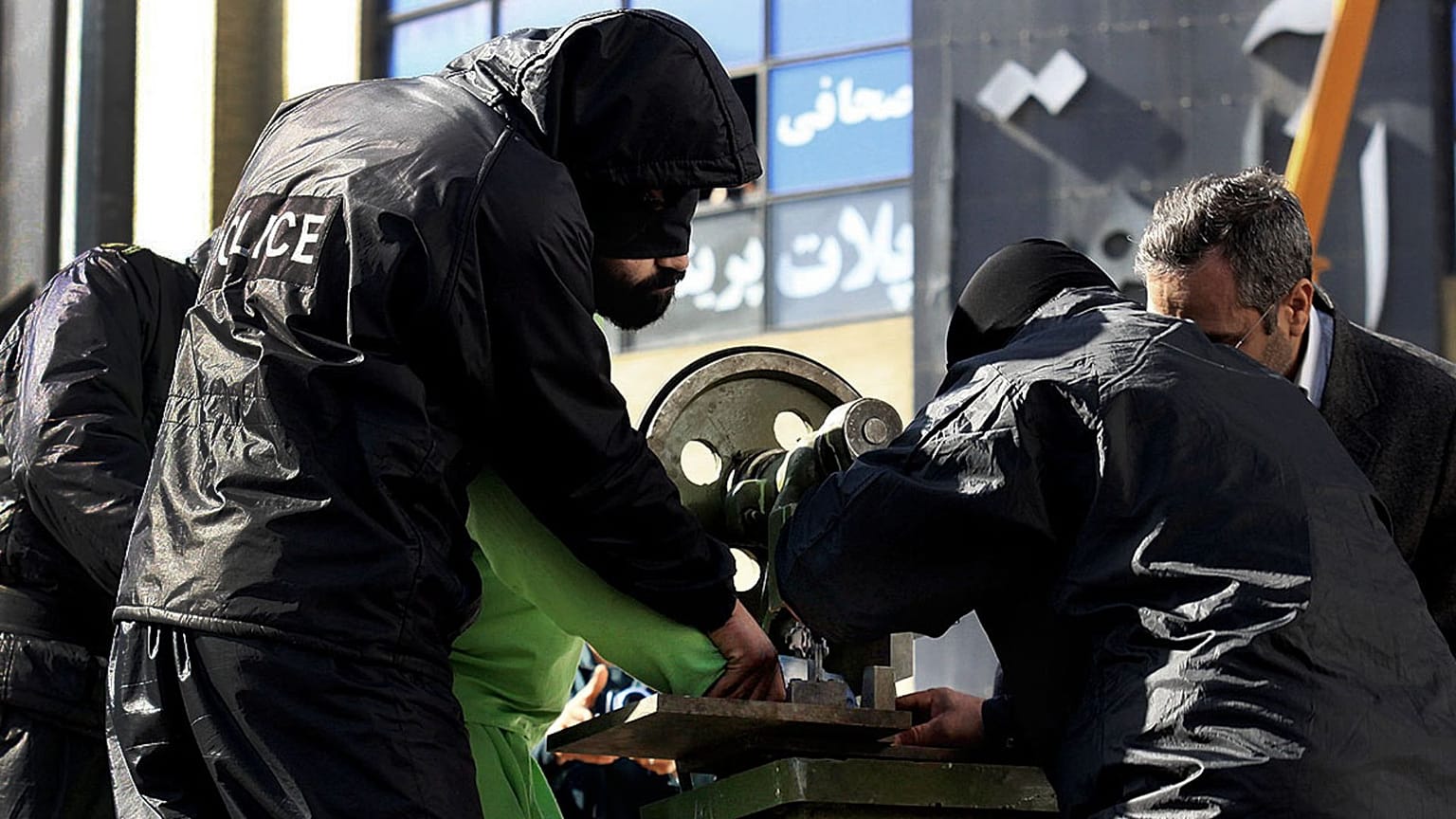 قطع انگشتان سارق شیرازی در ملاءعام؛ ۵ بهمن ۱۳۹۱