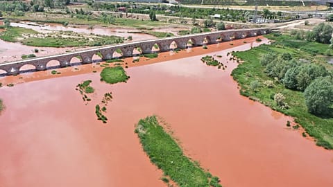 Kızılırmak, Orta Karadeniz'de tkili olan yağışlar sonrası kızıla büründü.